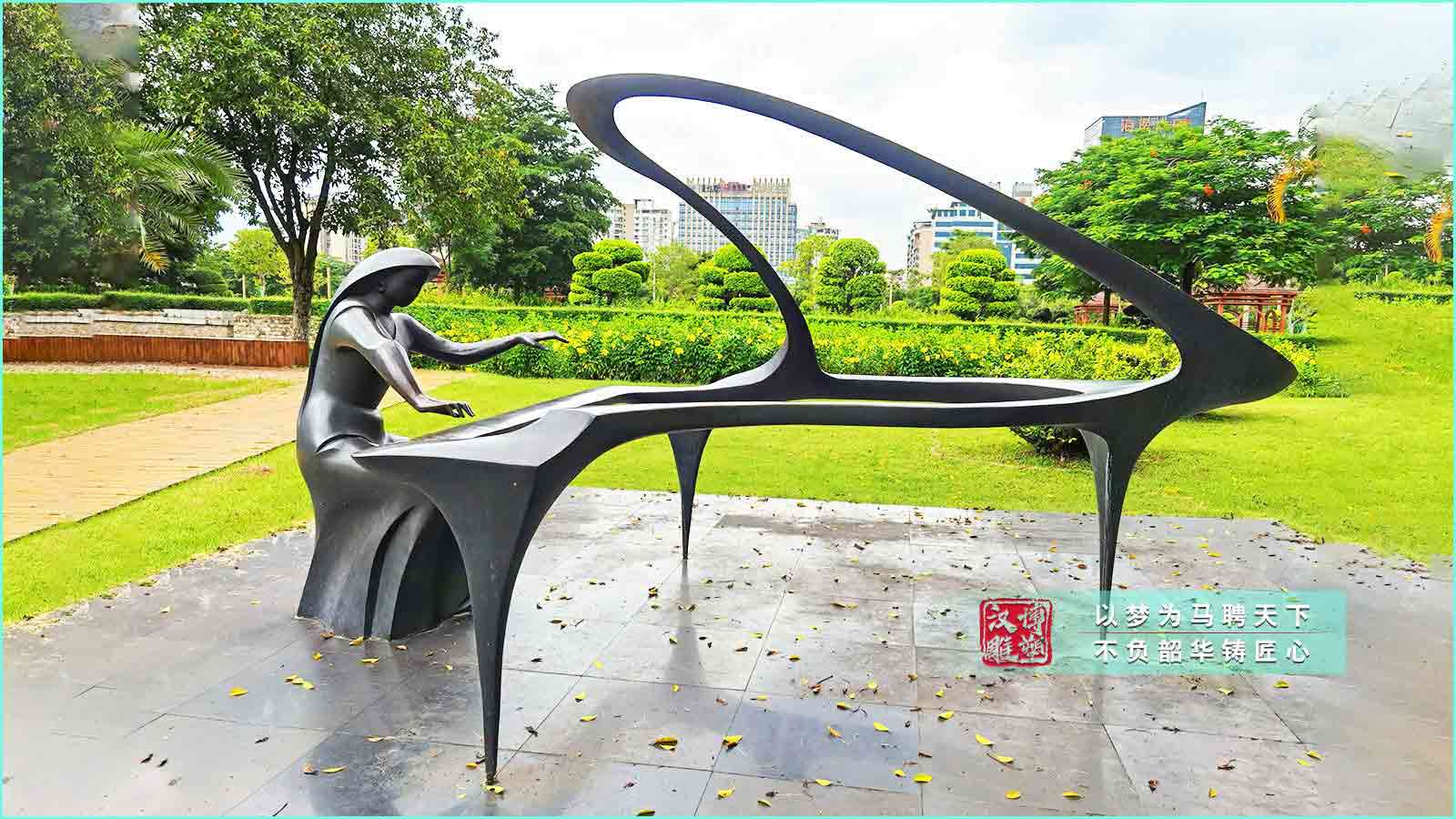 鑄銅抽象彈鋼琴人物雕塑,戶(hù)外草坪綠地公園景觀,銅雕藝術(shù)品加工定制